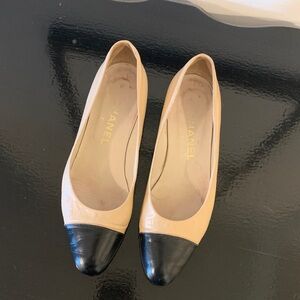 CHANEL Vintage Nude and Black Leather Cap-Toe Ballet Flats Sz7